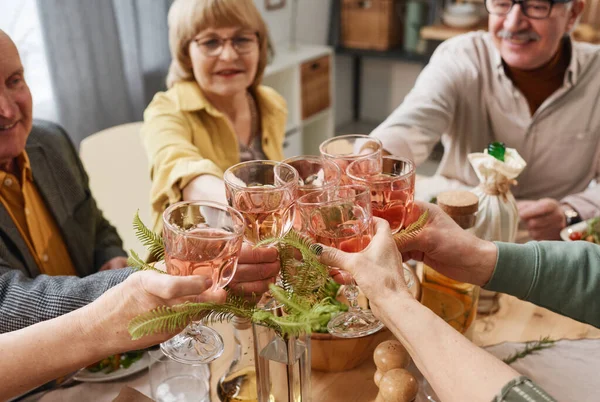 Люди п'ють вино за столом — стокове фото