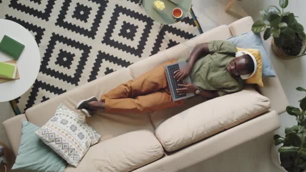 Draufsicht Eines Afroamerikanischen Mannes Mit Drahtlosen Kopfhörern Der Hause Auf — Stockvideo