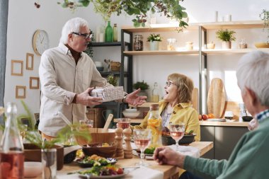 Kıdemli kadın hediyeyle mutlu.