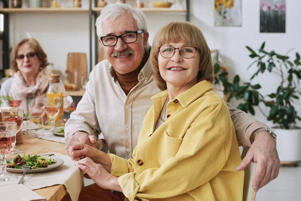 Felice coppia anziana a cena — Foto Stock