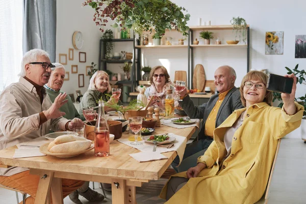 Anziani seduti a tavola durante la cena — Foto Stock