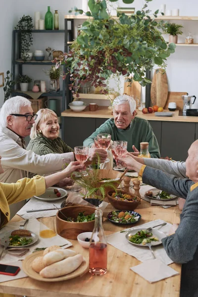 Amigos mayores cenando en casa — Foto de Stock