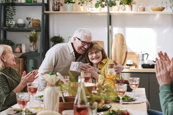 Felice coppia anziana festeggiando vacanza — Foto Stock