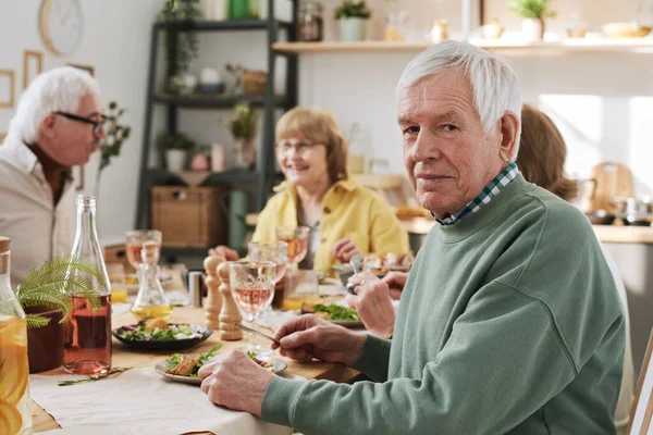 Hombre mayor cenando con amigos — Foto de Stock