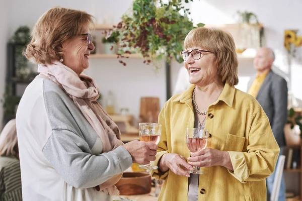 Donne anziane che parlano tra loro — Foto Stock