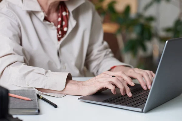 Kvinna som arbetar online på kontoret — Stockfoto