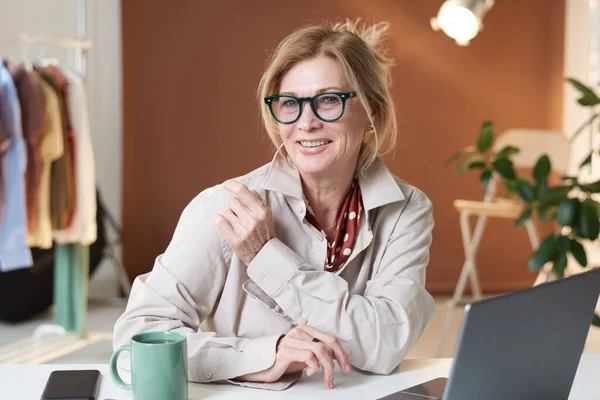 Diseñadora femenina madura en la oficina —  Fotos de Stock