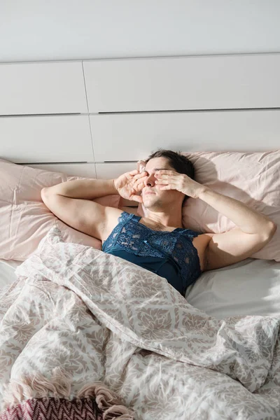Mężczyzna relaksujący się w sypialni — Zdjęcie stockowe