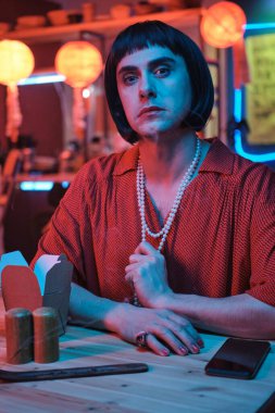 Gece kulübünde oturan transseksüel.