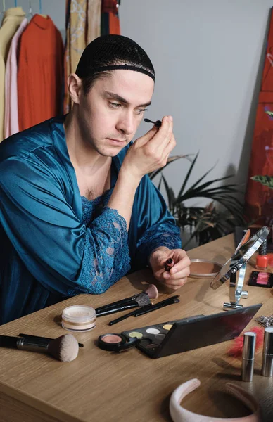 Transgénero hombre aplicando maquillaje en su cara —  Fotos de Stock