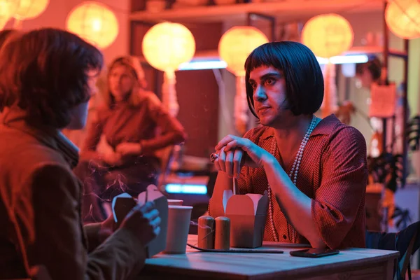 Transseksuele ontmoeting met zijn vriend in de bar — Stockfoto