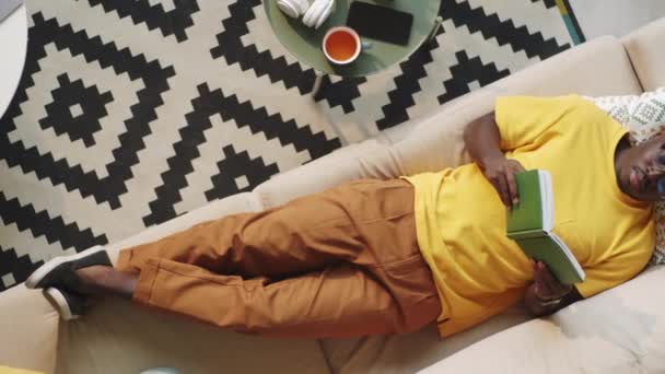 Top Skott Afro Amerikansk Man Casualwear Och Glasögon Ligger Soffan — Stockvideo