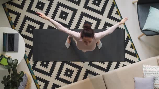 Direttamente Sopra Vista Della Giovane Donna Forma Che Esercizi Stretching — Video Stock