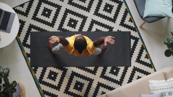 Kopfschuss Eines Barfüßigen Afroamerikaners Sportbekleidung Beim Training Auf Matte Heimischen — Stockvideo