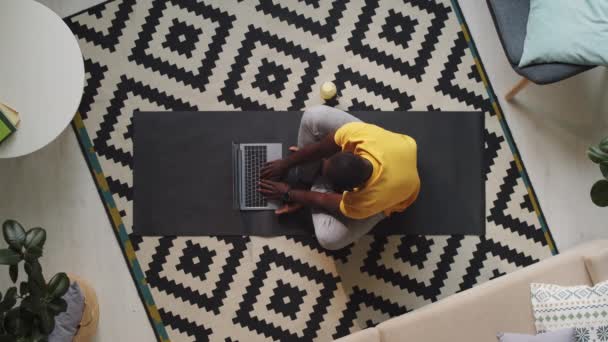 Shora Dolů Záběr Afroameričana Jak Sedí Nohama Zkříženýma Podložce Doma — Stock video