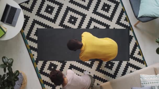 Foto Arriba Hacia Abajo Mujer Mostrando Asana Ayudando Marido Afroamericano — Vídeos de Stock