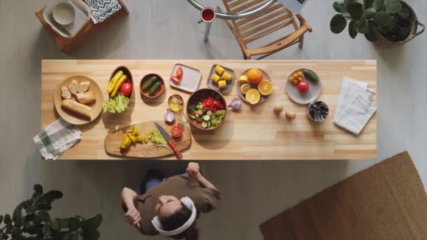 Tiro Arriba Abajo Mujer Auriculares Inalámbricos Cortando Verduras Para Ensalada — Vídeo de stock