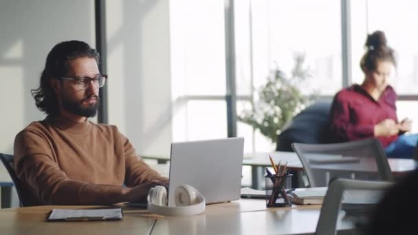 Bonito Empresário Oriente Médio Trabalhando Laptop Mesa Escritório Espaço Aberto — Vídeo de Stock