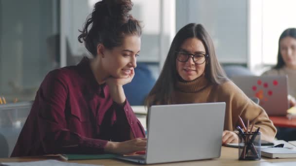 Dos Jóvenes Compañeras Sentadas Juntas Escritorio Oficina Discutiendo Algo Pantalla — Vídeos de Stock