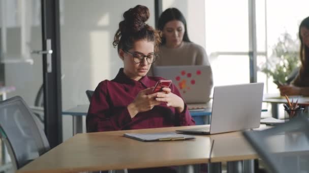 Mladá Atraktivní Podnikatelka Sedí Pracovišti Kanceláři Surfování Internetu Smartphonu — Stock video