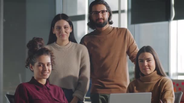 Retrato Tres Hermosas Empresarias Guapo Hombre Negocios Oriente Medio Mirando — Vídeos de Stock