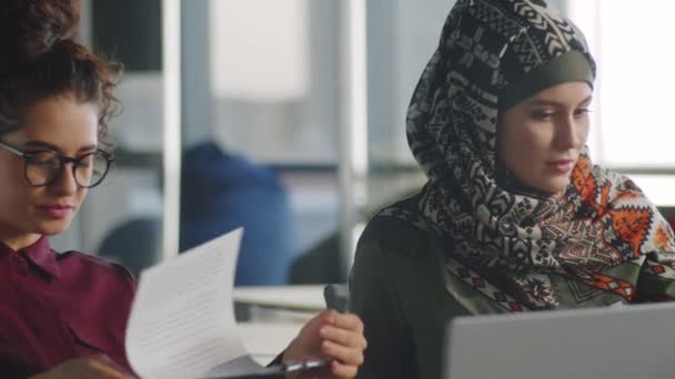 Mladá Muslimka Hidžábu Diskutovat Dokumenty Kolegyní Práci Úřadu — Stock video