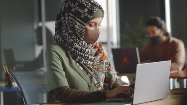 Portrét Muslimské Podnikatelky Hidžábu Obličejové Masce Pomocí Notebooku Pózování Pro — Stock video