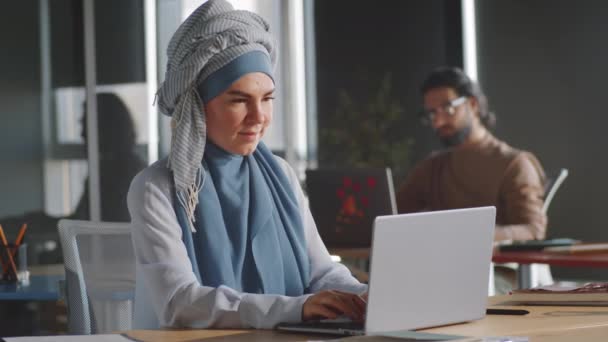 Portrait Jeune Belle Femme Affaires Musulmane Hijab Aide Ordinateur Portable — Video