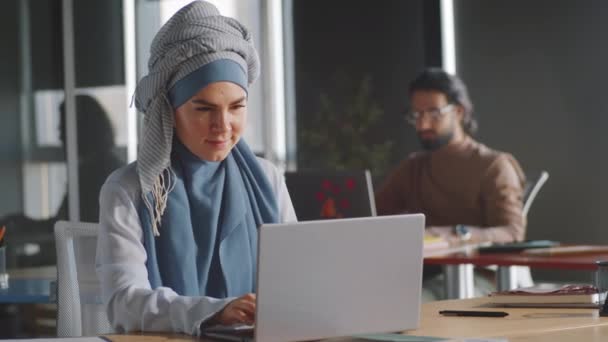 Ung Muslimsk Affärskvinna Hijab Skriver Laptop Vid Skrivbordet Medan Arbetar — Stockvideo