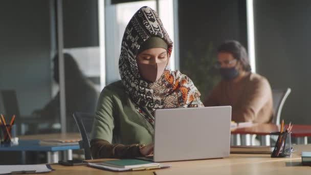 Muselman Business Lady Hijab Och Ansikte Mask Arbetar Bärbar Dator — Stockvideo