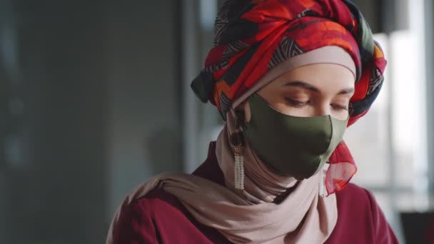 Portret Van Moslim Vrouwelijke Kantoormedewerker Hijab Beschermend Gezichtsmasker Kijkend Naar — Stockvideo