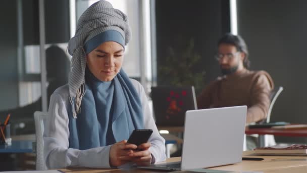 Mladá Muslimská Podnikatelka Hidžábu Sedí Kancelářském Pracovišti Píše Smartphone — Stock video