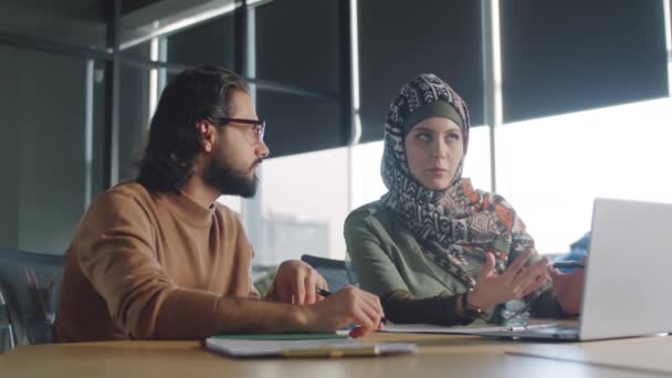 Empresario Oriente Medio Empresaria Musulmana Hijab Sentados Juntos Escritorio Oficina — Vídeos de Stock
