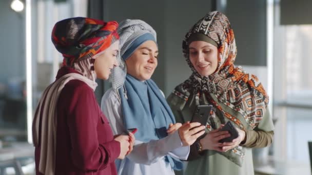 Três Jovens Mulheres Negócios Muçulmanos Hijabs Escritório Sorrindo Conversando Sobre — Vídeo de Stock