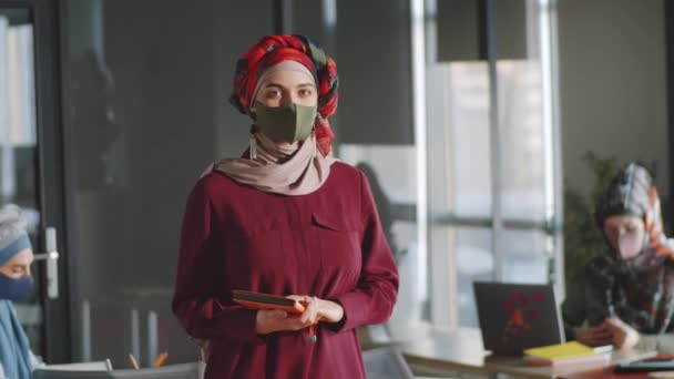 Medium Shot Van Mooie Moslim Zakenvrouw Hijab Gezichtsmasker Kantoor Staan — Stockvideo