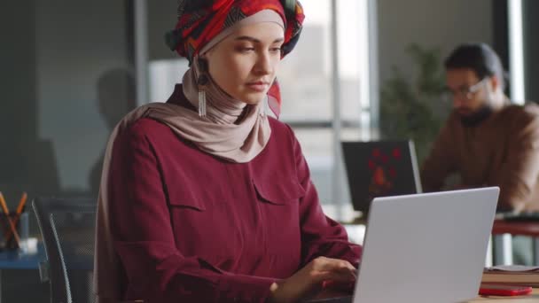 Incline Tiro Bela Mulher Negócios Muçulmana Hijab Digitando Laptop Mesa — Vídeo de Stock