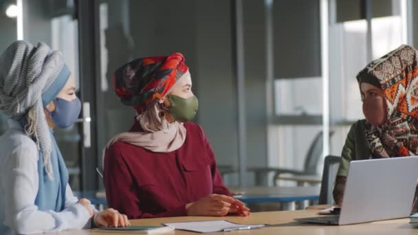 Team Muslimska Affärskvinnor Hijabs Och Skyddsmasker Sitter Vid Kontorsbordet Och — Stockvideo