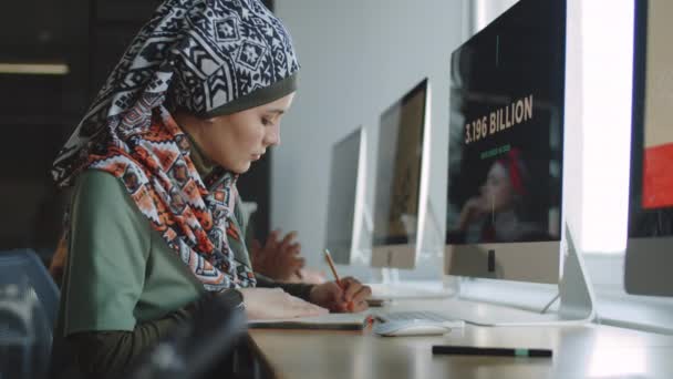Вид Сбоку Мусульманской Бизнесвумен Хиджабе Помощью Компьютера Делать Заметки Время — стоковое видео