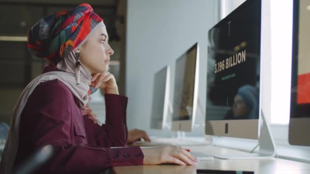 Porträtt Ung Vacker Muslimsk Affärskvinna Hijab Sitter Datorn Kontoret Och — Stockvideo