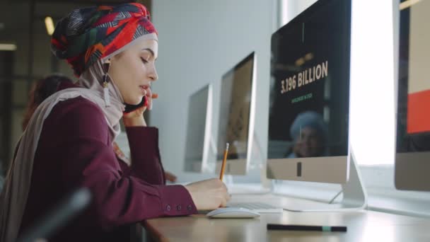 Boční Pohled Muslimské Podnikatelky Hidžábu Mluvící Mobilním Telefonu Psaní Poznámek — Stock video