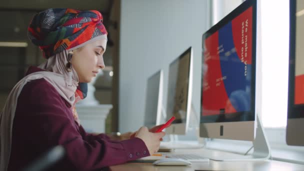 Vista Lateral Mujer Musulmana Hijab Usando Teléfono Inteligente Luego Trabajando — Vídeo de stock