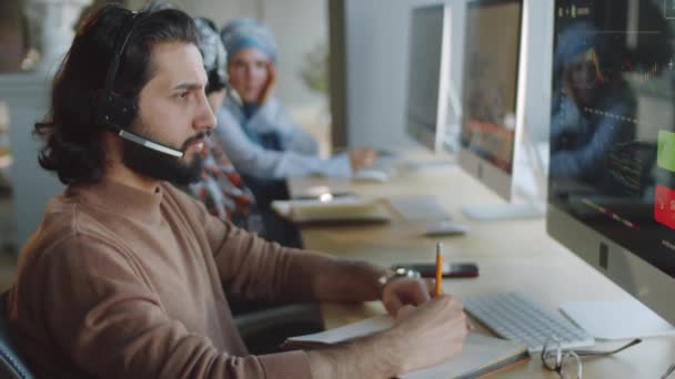 Porträtt Stilig Mellanösterländsk Affärsman Trådlöst Headset Som Arbetar Kontoret Och — Stockvideo