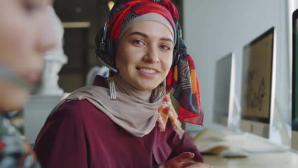 Portrait Une Jeune Agente Centre Appels Hijab Casque Regardant Caméra — Video