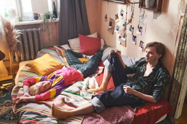 Evde birlikte rahatlayan bir çift.