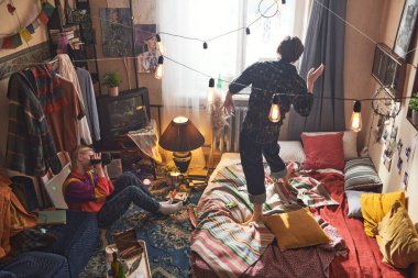 Evde fotoğraf çekimi düzenleyen çift.