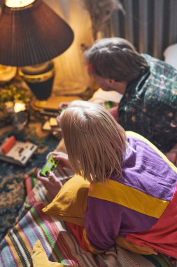 Evde birlikte oynayan çift.