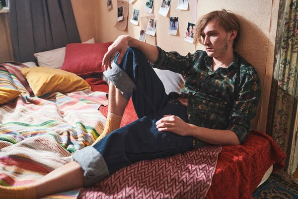 Homem descansando na cama — Fotografia de Stock