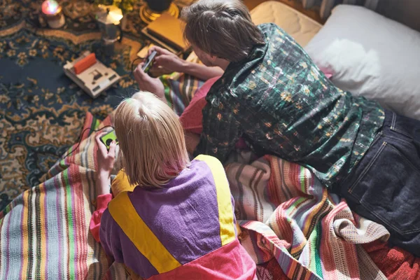 Casal jogando videogame em casa — Fotografia de Stock