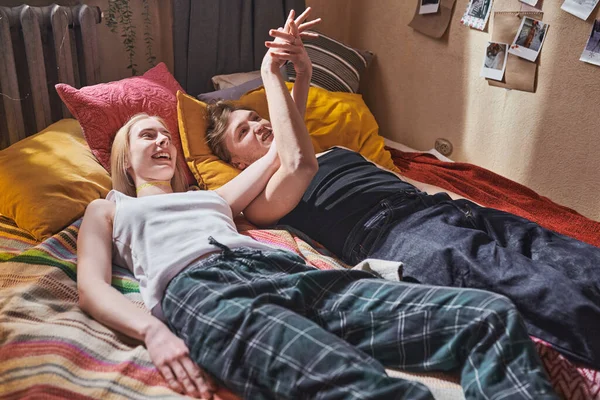 Paar liggend op bed in de slaapkamer — Stockfoto