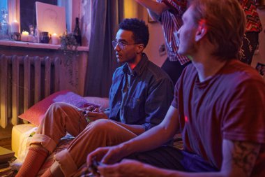 Evde oyun oynayan arkadaşlar